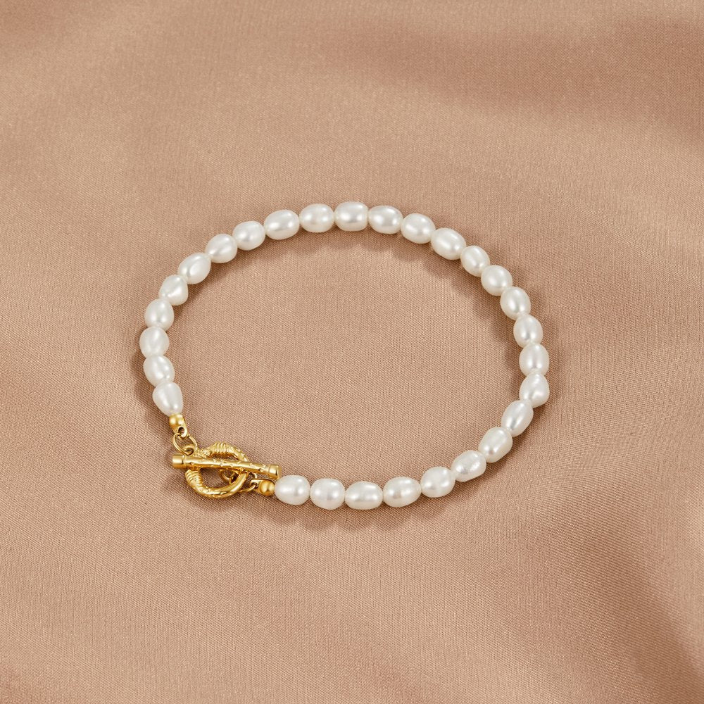 Elegant bracelet with subtle pearl chain for a special style