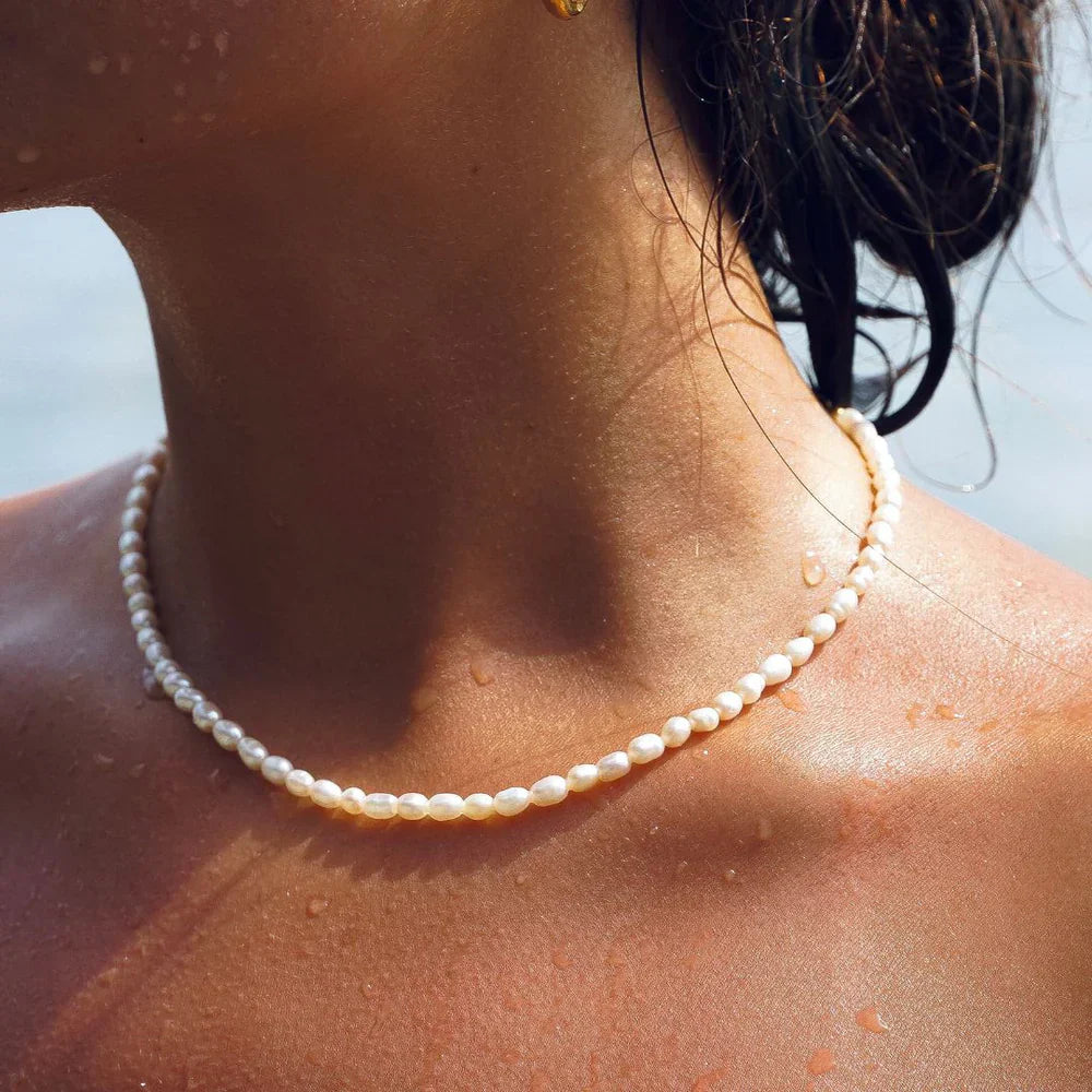 Elegant choker of natural freshwater pearls - perfect for every occasion