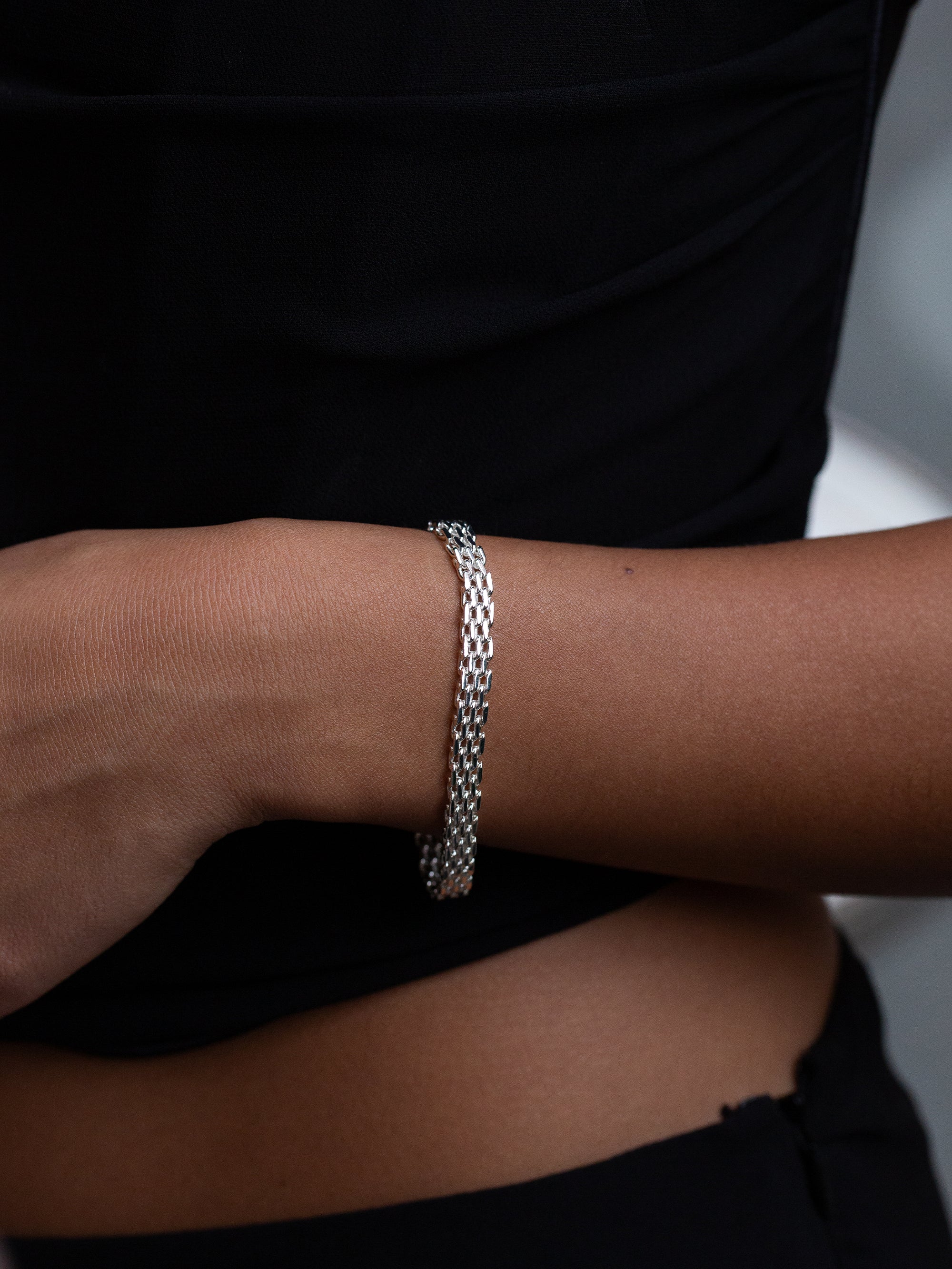 Stylish mesh bracelet with modern design