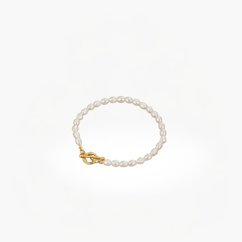 Elegant bracelet with subtle pearl chain for a special style
