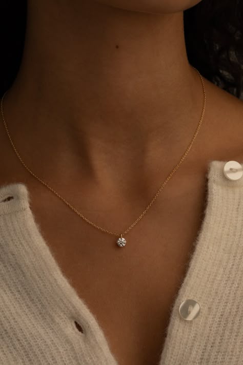 Elegant Gold Necklace with a Stunning Solitaire for an Exceptional Style