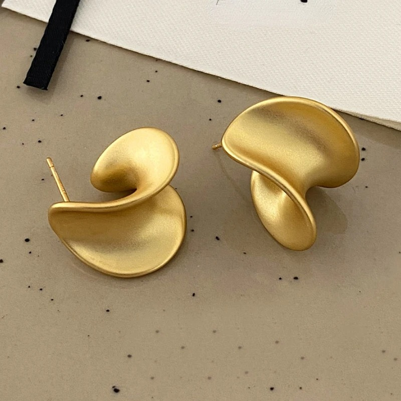Erin Curve Stud Earrings - Elegant and modern earrings for a stylish look