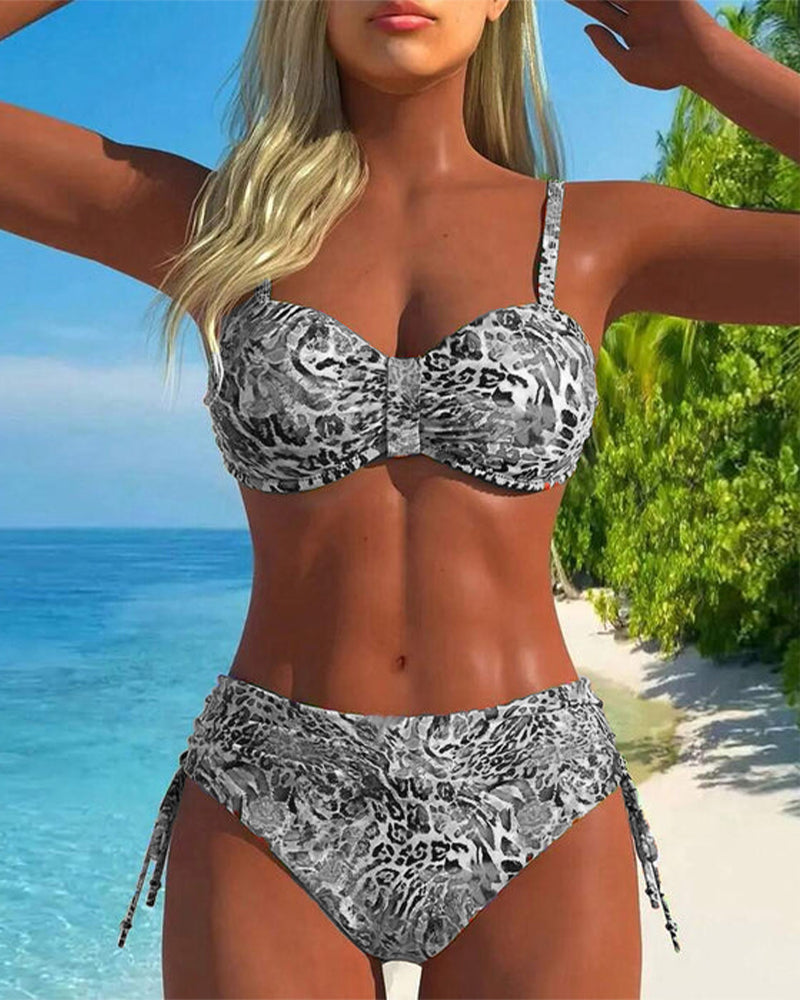 Eye-catching Split Swimsuit with Leopard Print