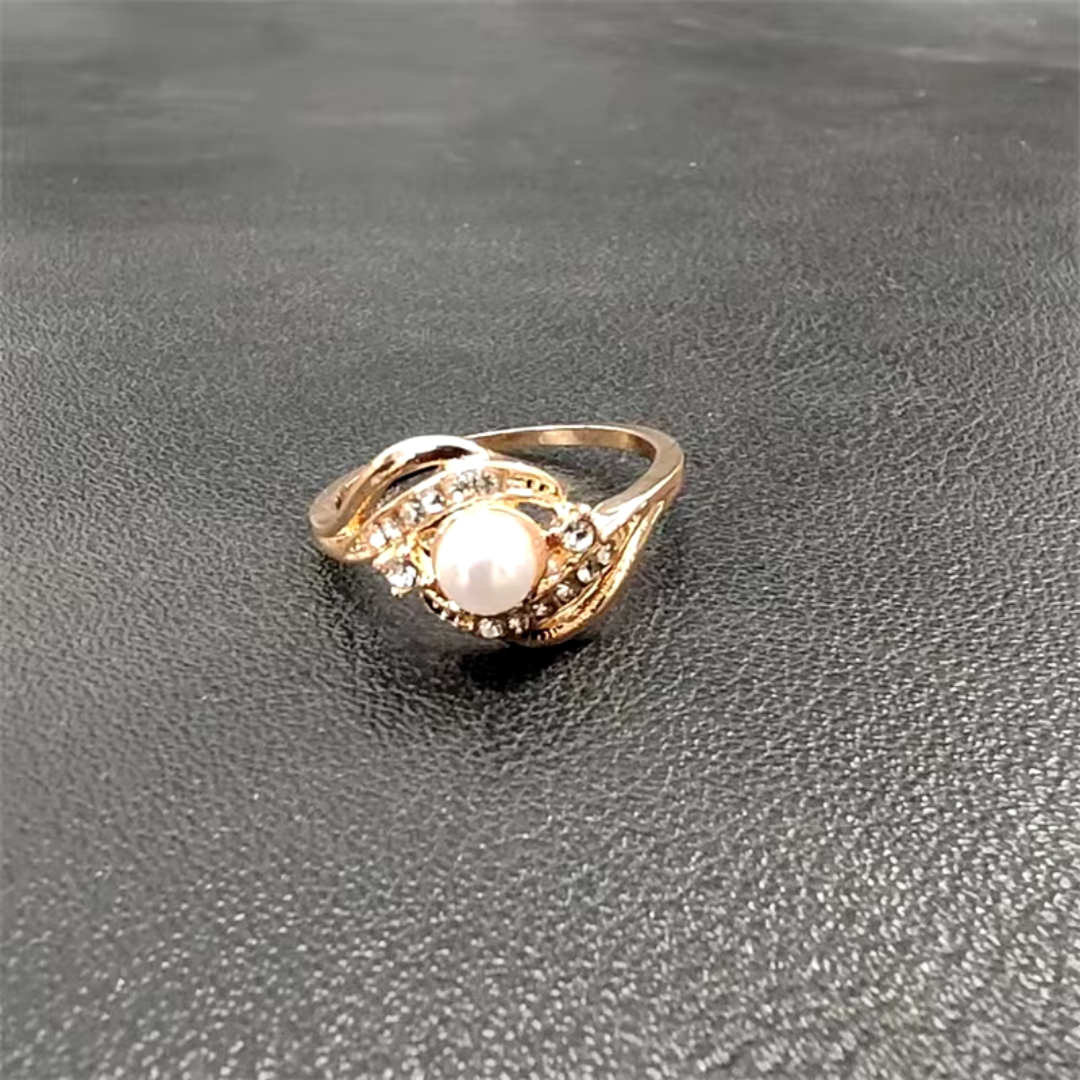 Exquisite Gold Ring with Pearl and Diamond for a Timeless Elegant Look