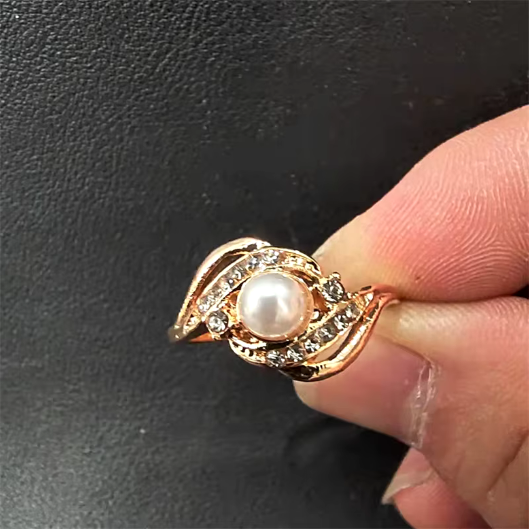 Exquisite Gold Ring with Pearl and Diamond for a Timeless Elegant Look