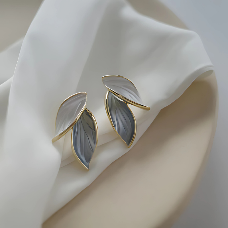Elegant leaf-shaped Gwen earrings for a refined look