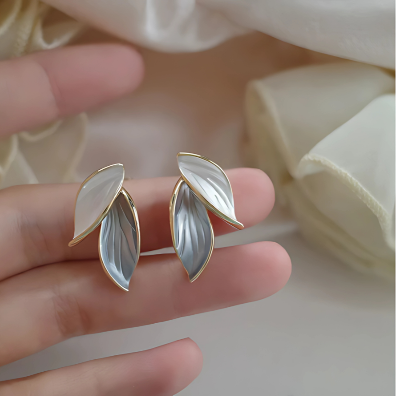 Elegant leaf-shaped Gwen earrings for a refined look