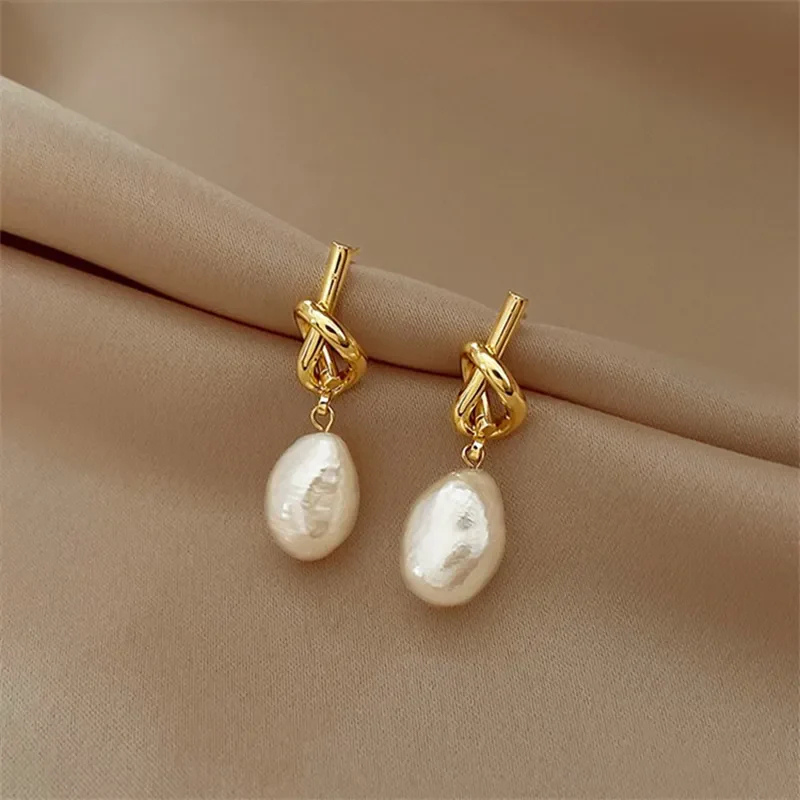 Elegant Baroque Pearl Earrings in Gold - Pien