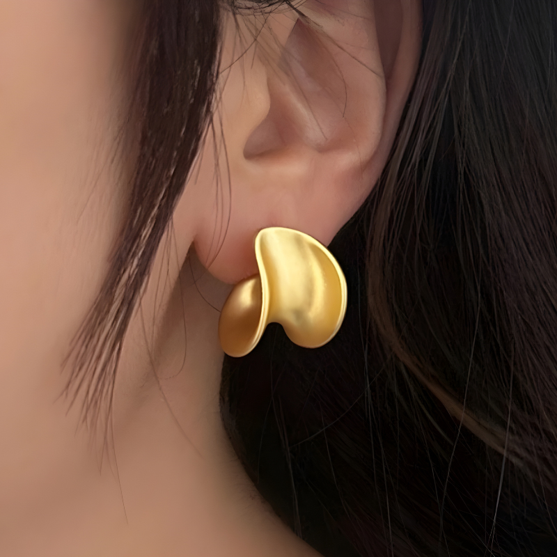 Erin Curve Stud Earrings - Elegant and modern earrings for a stylish look