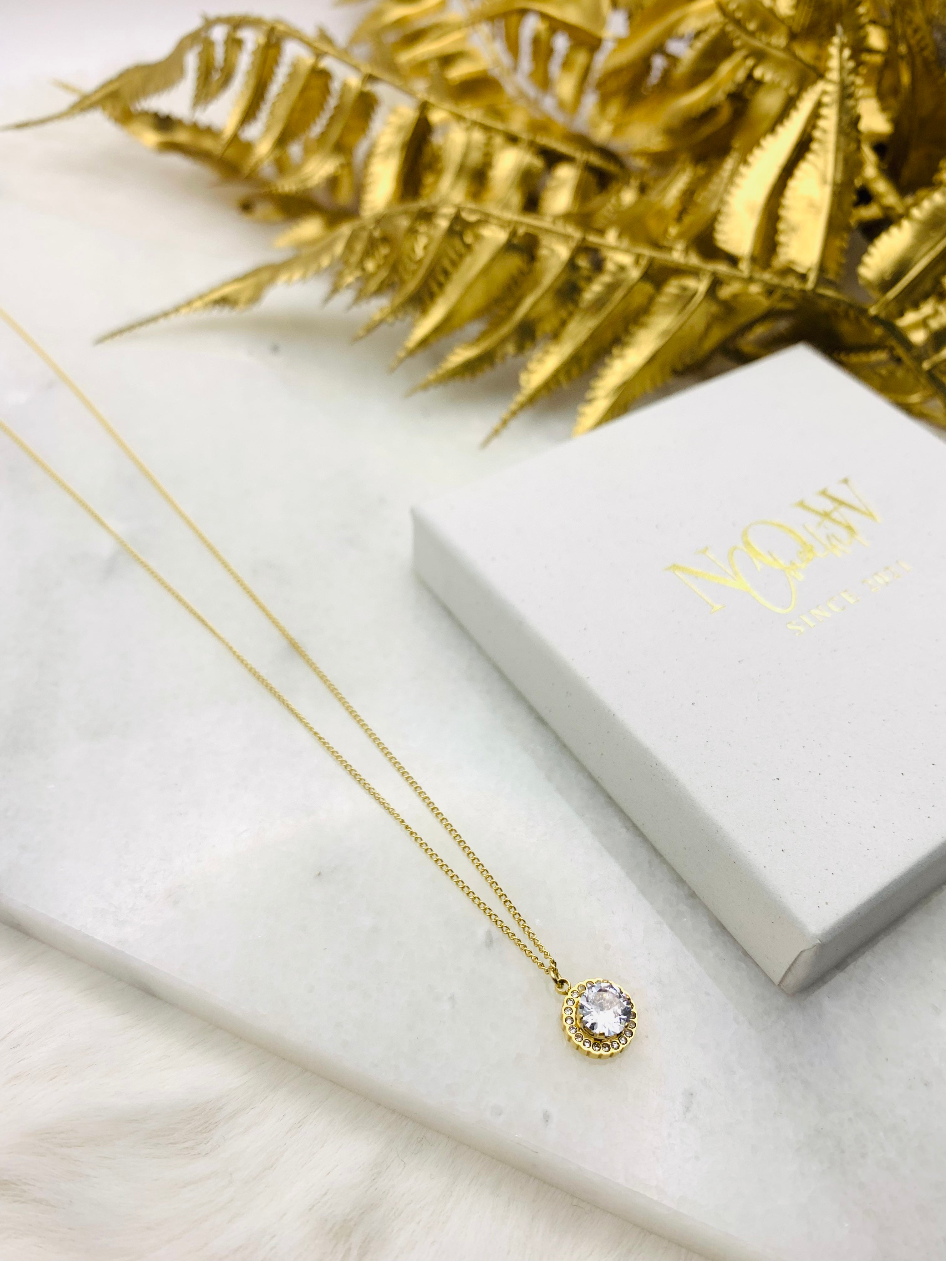 Femke Luxe Zircon Pendant Necklace - Elegant and Eye-catching Accessory