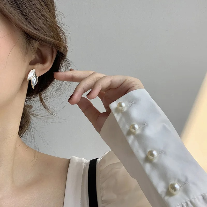 Elegant leaf-shaped Gwen earrings for a refined look