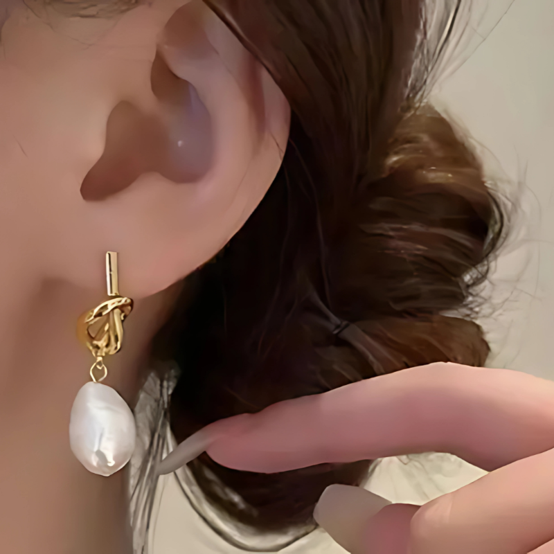 Elegant Baroque Pearl Earrings in Gold - Pien