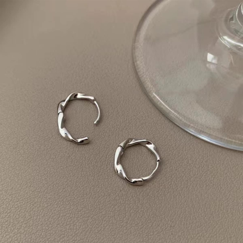 Elegant Twisted Hoop Earrings - Vera for a stylish look