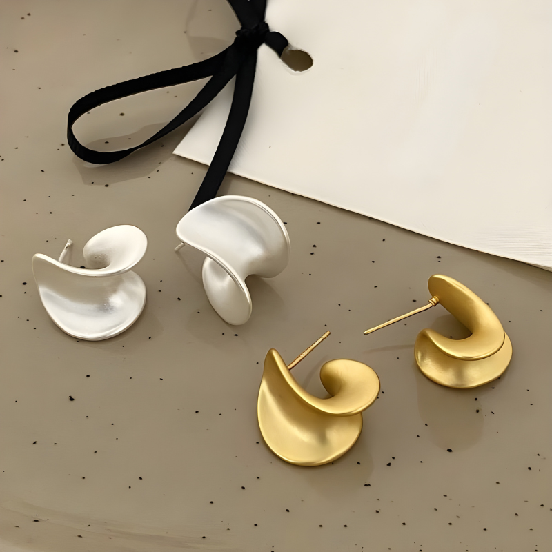 Erin Curve Stud Earrings - Elegant and modern earrings for a stylish look