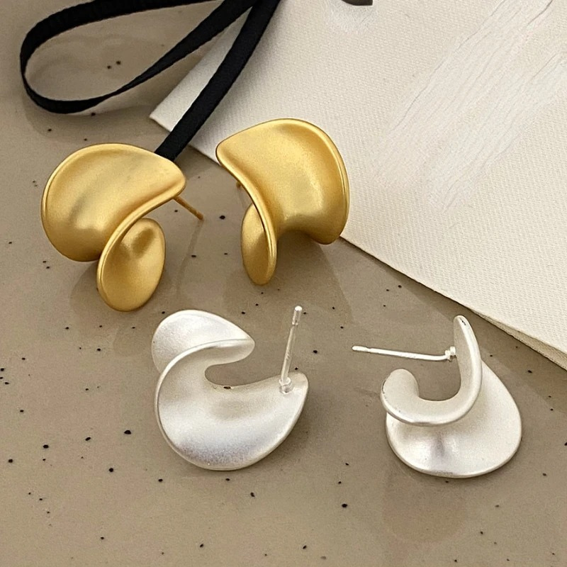 Erin Curve Stud Earrings - Elegant and modern earrings for a stylish look