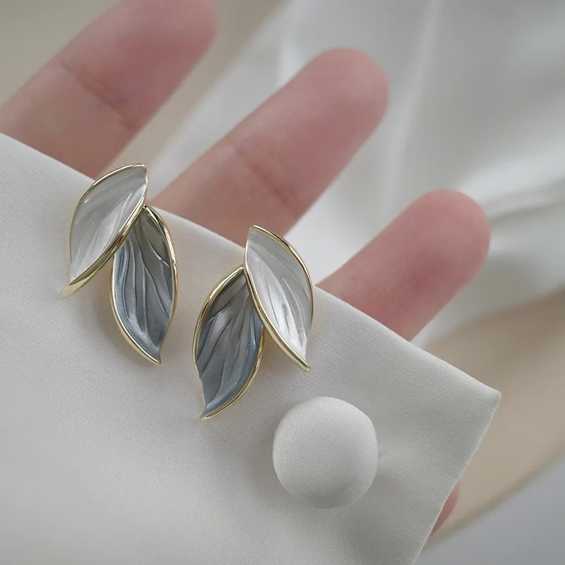 Elegant leaf-shaped Gwen earrings for a refined look