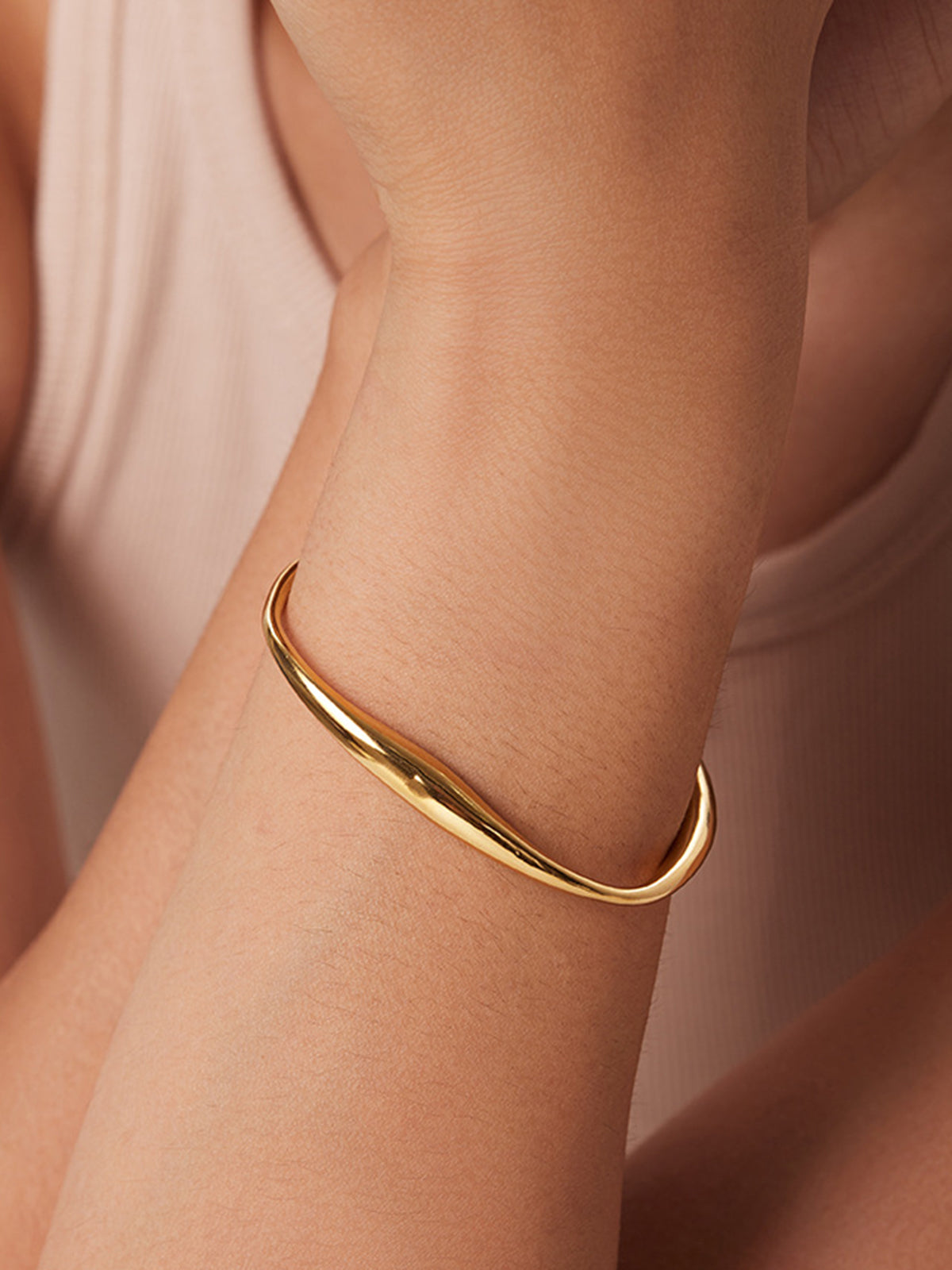 Elegant gold-plated bracelet - stylish accessory for every occasion