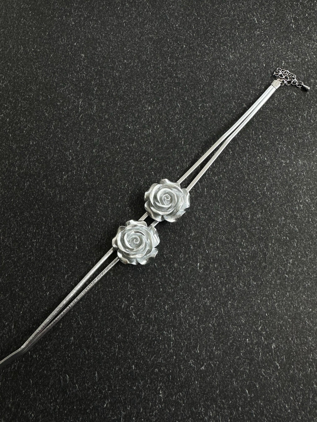 Elegant necklace with double rose details - refined jewelry symbolizing your love