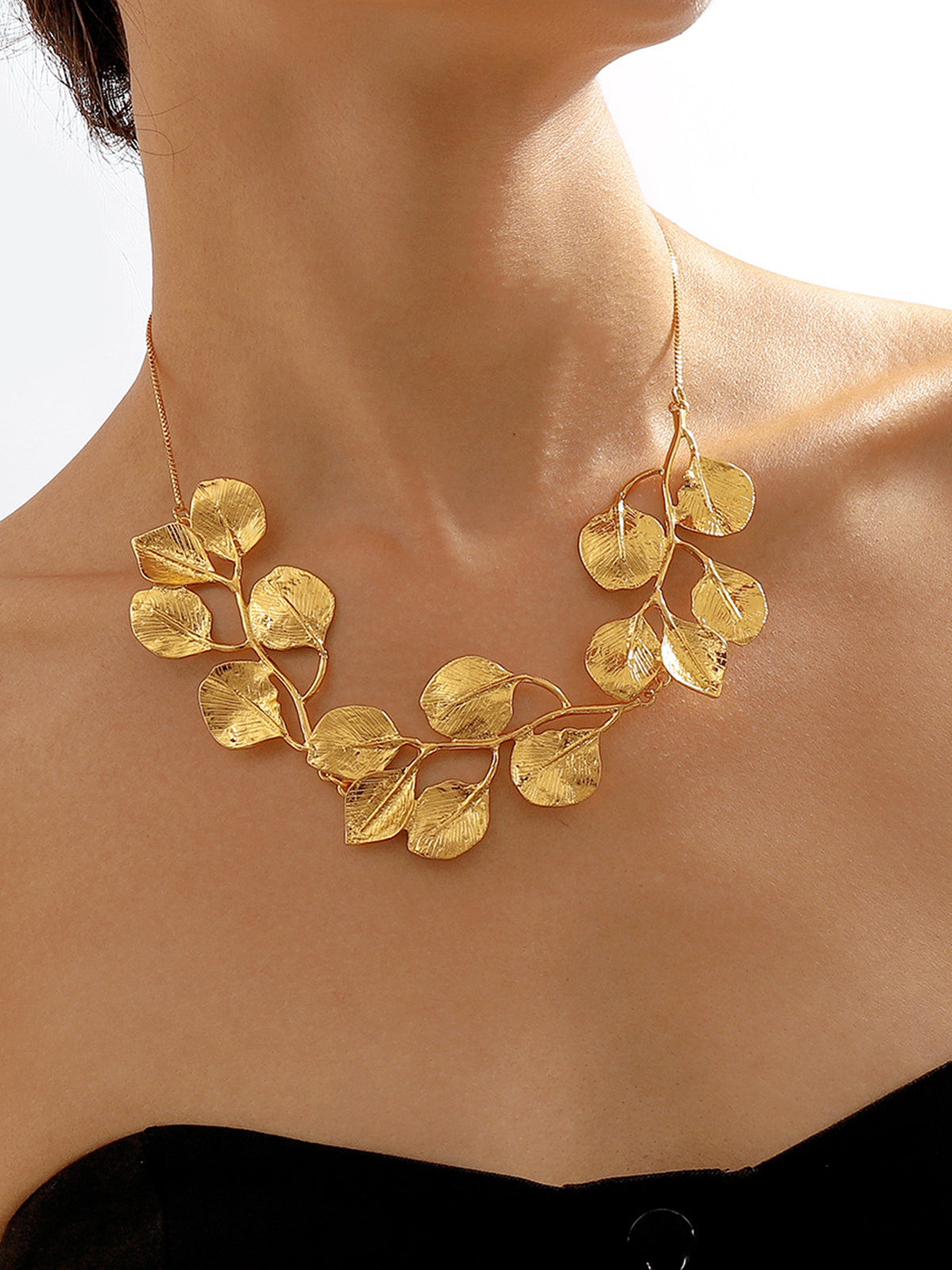 Elegant vintage alloy leaf necklace - Timeless and stylish accessory