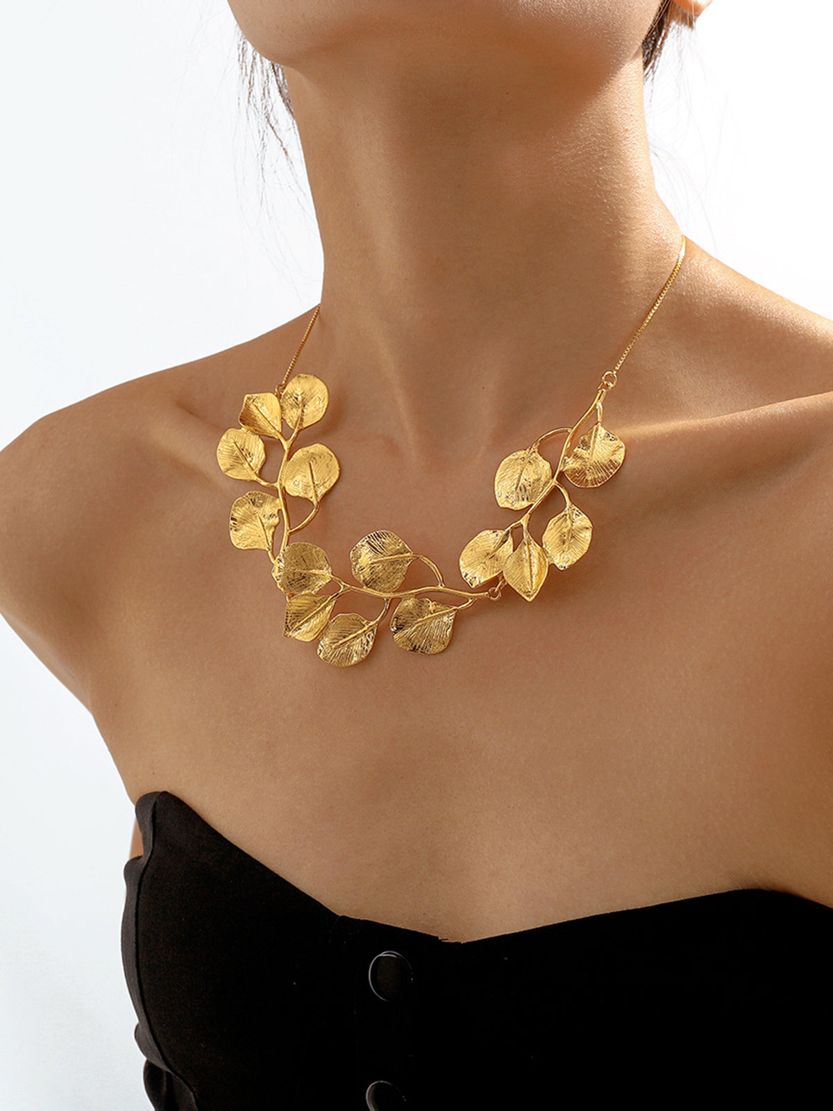 Elegant vintage alloy leaf necklace - Timeless and stylish accessory