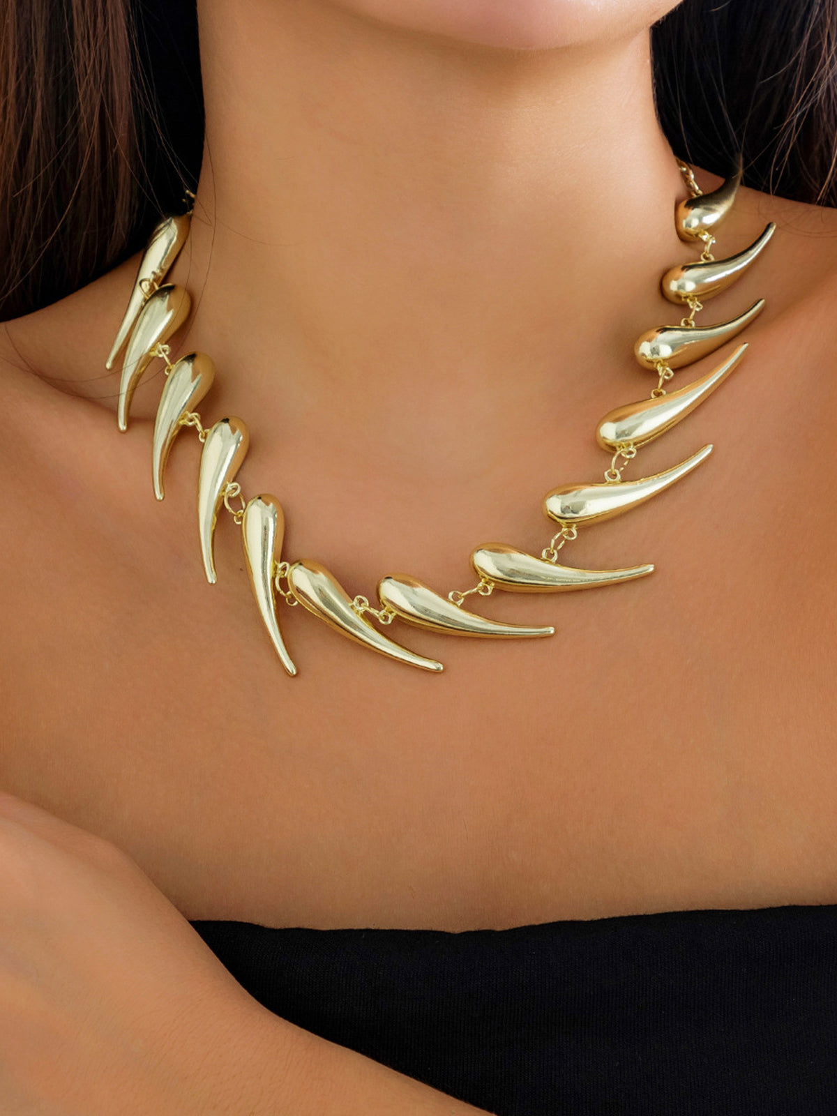 Chic Geometric Water Drop Necklace - Elegant and Modern Jewelry Design