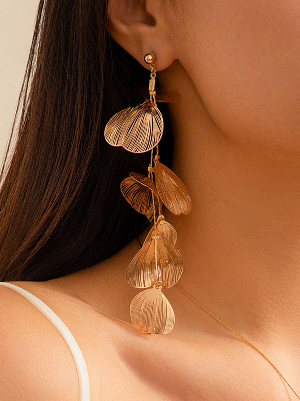 Luxury Long Gold Earrings with Leaf-Shaped Pendants – Elegant Design