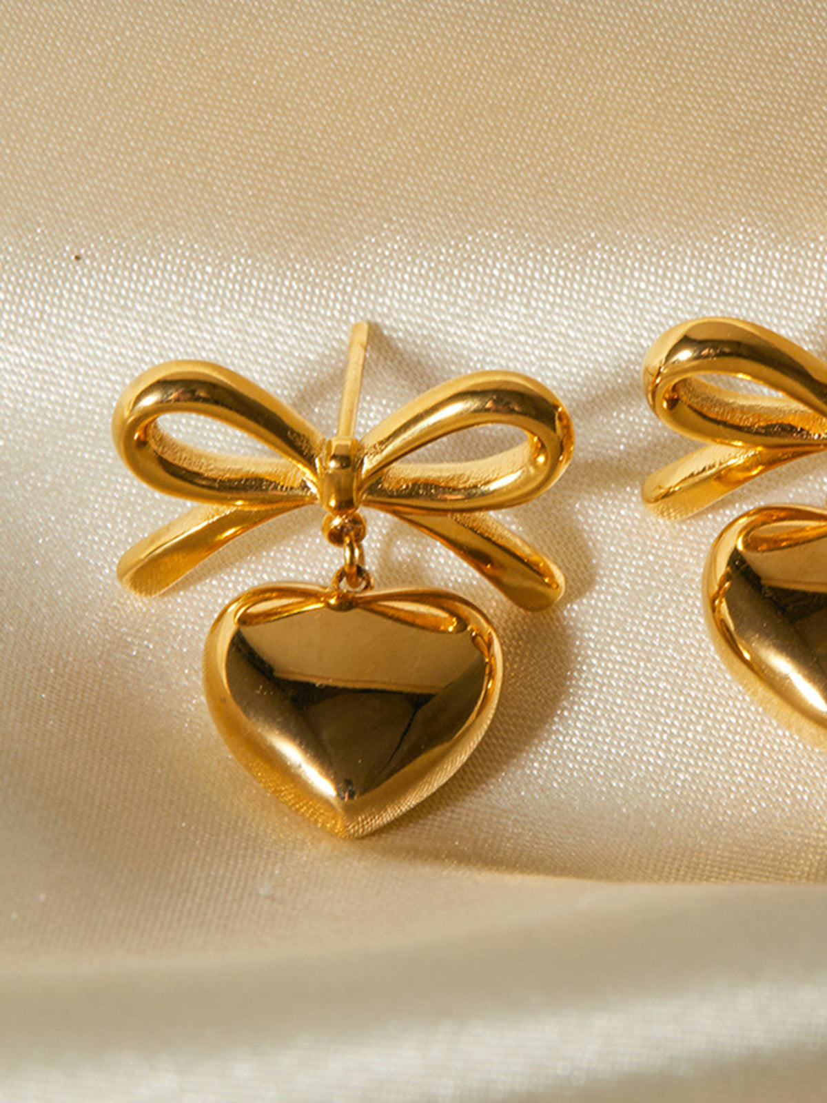 Heart-shaped hangers with gift ribbon and bow button