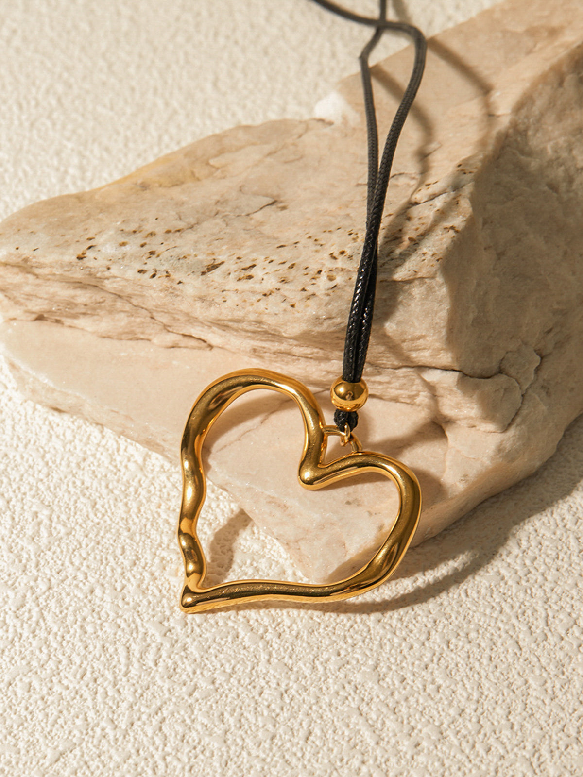 Leeg Heart Shape Love Necklace - Romantic and Stylish Design