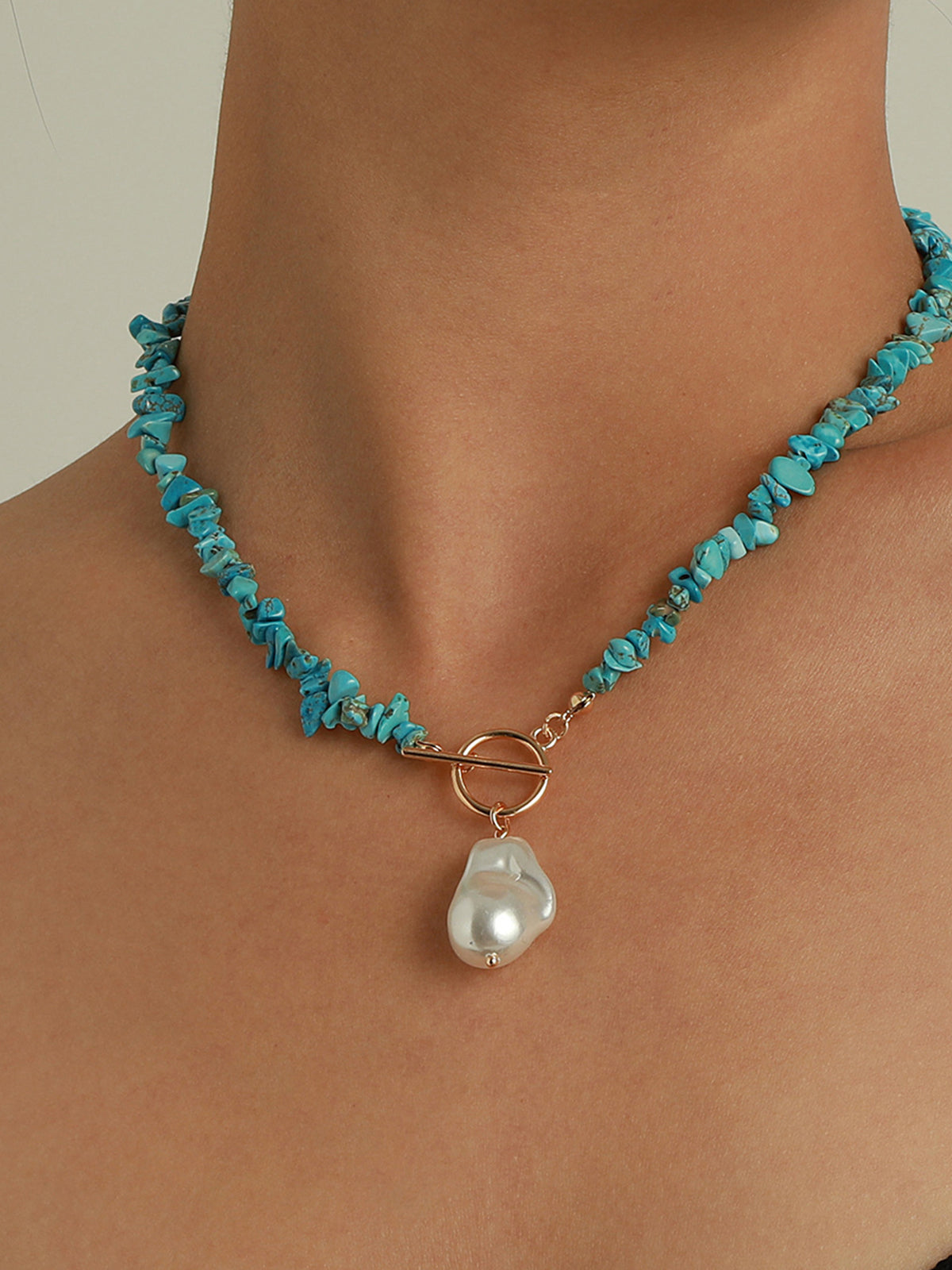 Reflect your style with the stylish irregular pearl necklace and green turquoise