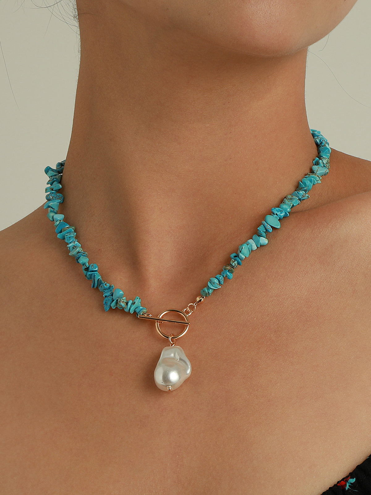 Reflect your style with the stylish irregular pearl necklace and green turquoise