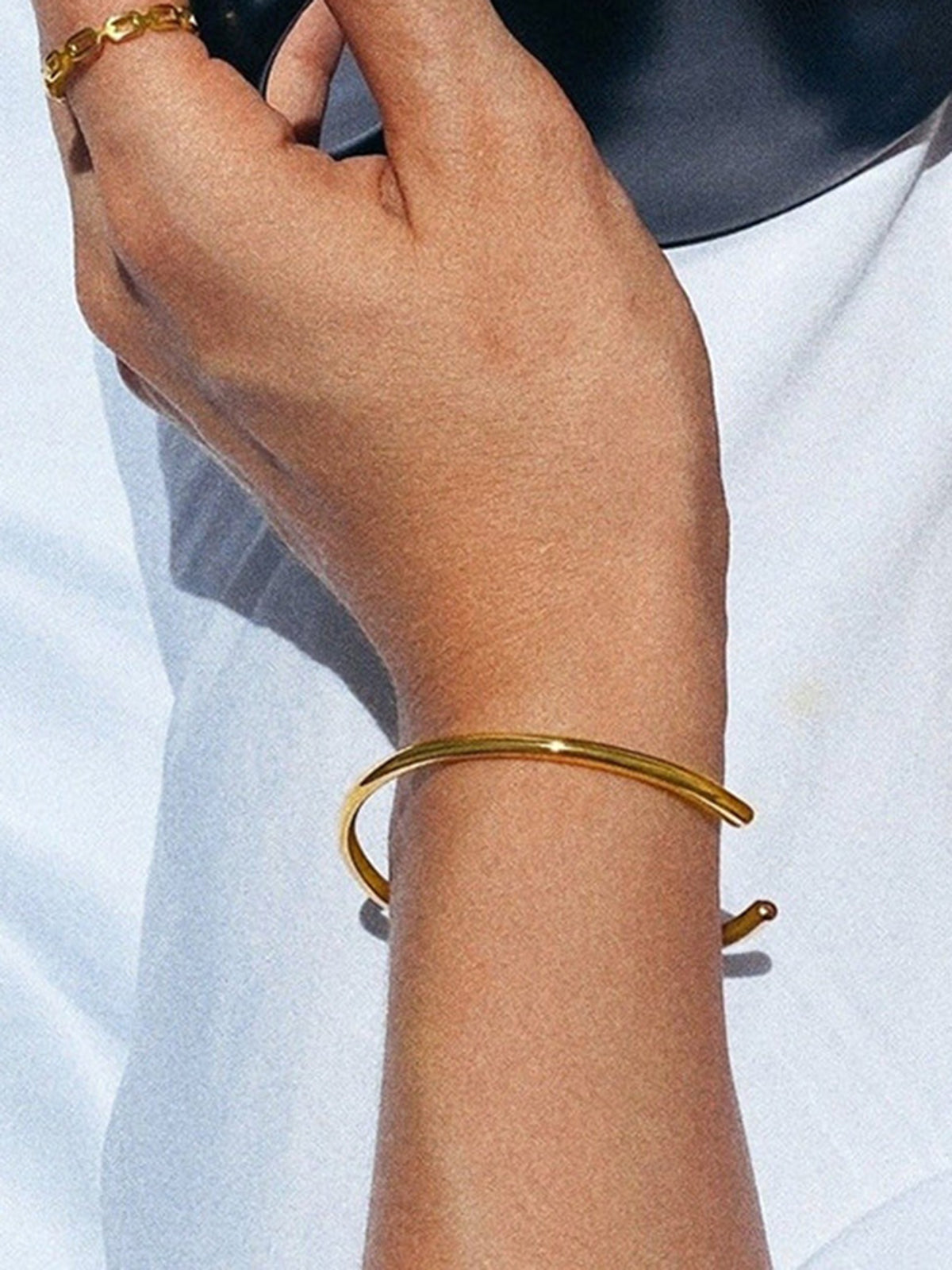 Elegant refined open gold bracelet