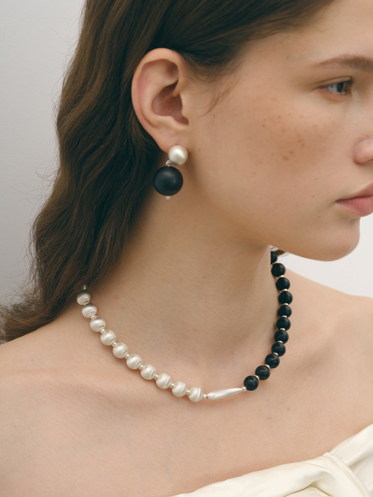 Sandalwood Necklace with Stylish Two-Tone Design