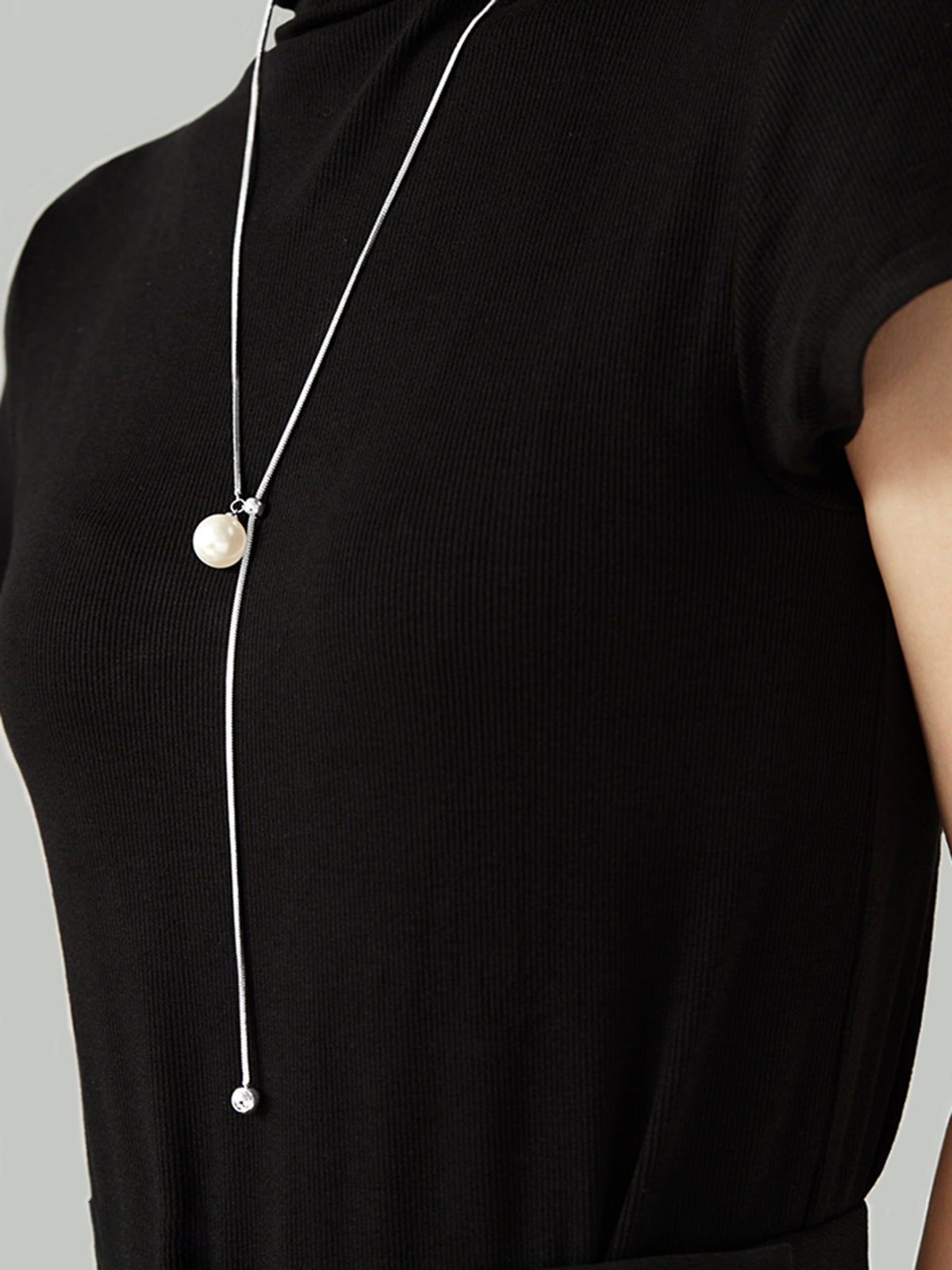 Elegant Pearls Y-Shaped Lariat Necklace for a Chic and Timeless Look