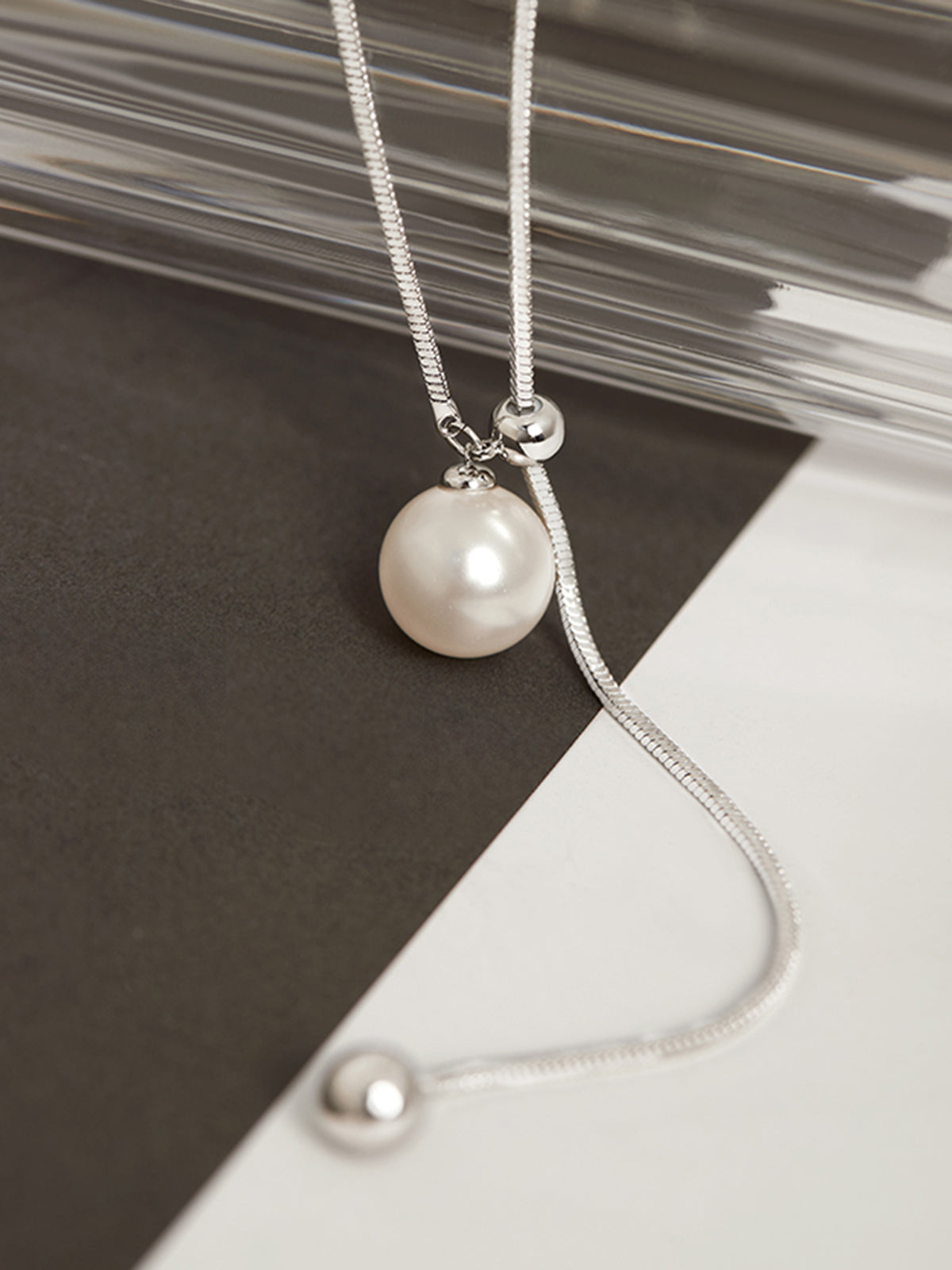 Elegant Pearls Y-Shaped Lariat Necklace for a Chic and Timeless Look