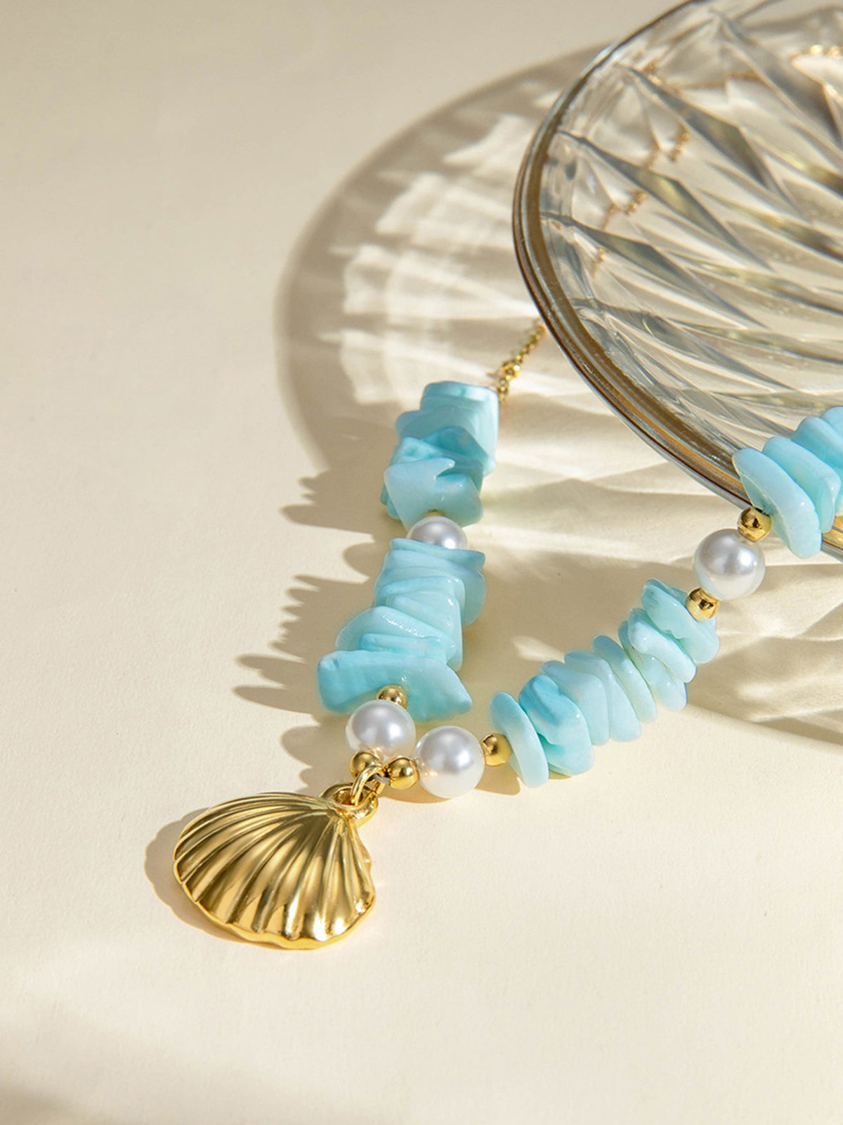 Zeegroene Pearlescent Shell Treasure - Elegant and Unique Necklace