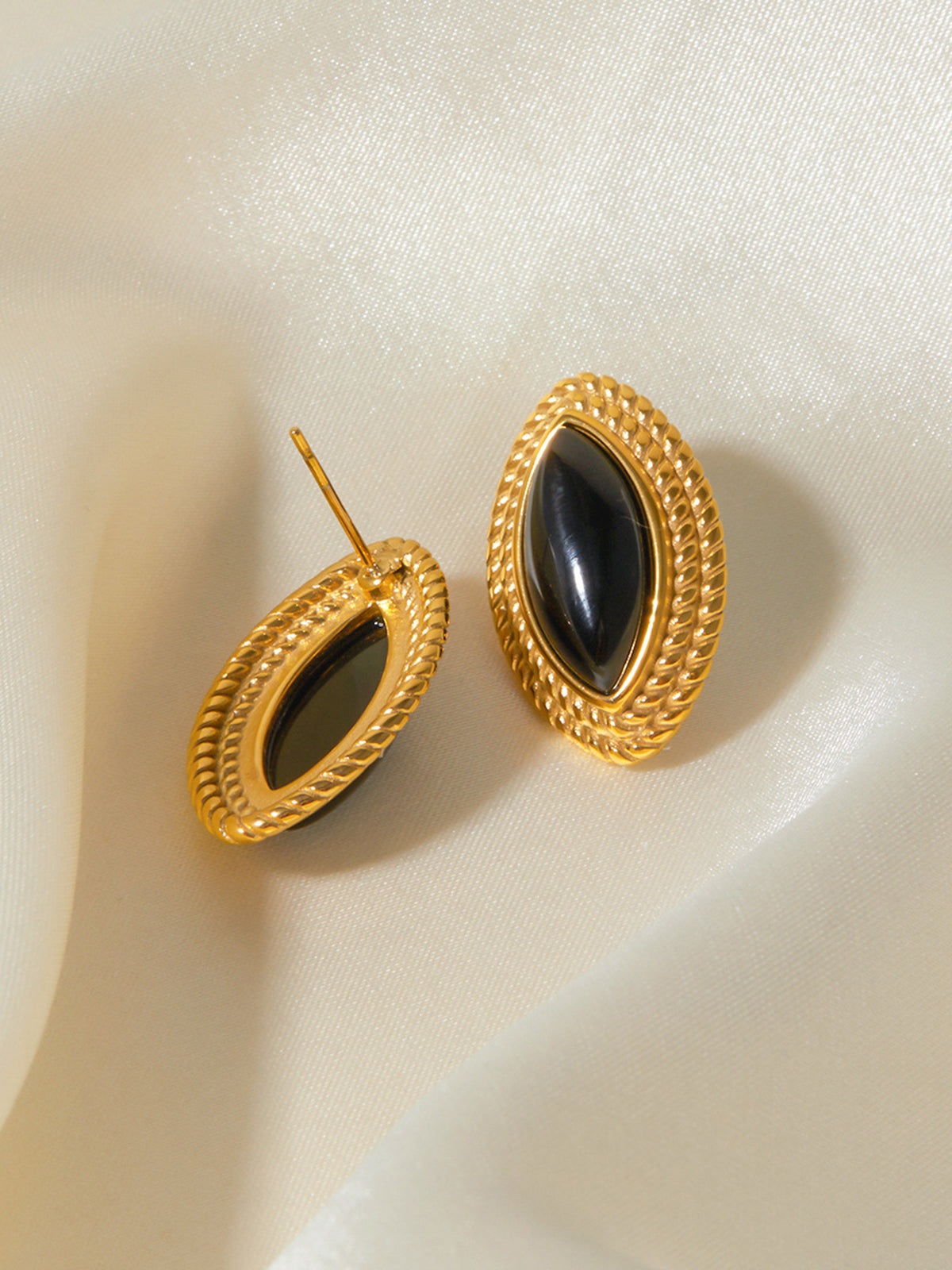 Gold disk and black onyx earrings – elegant jewelry for every occasion