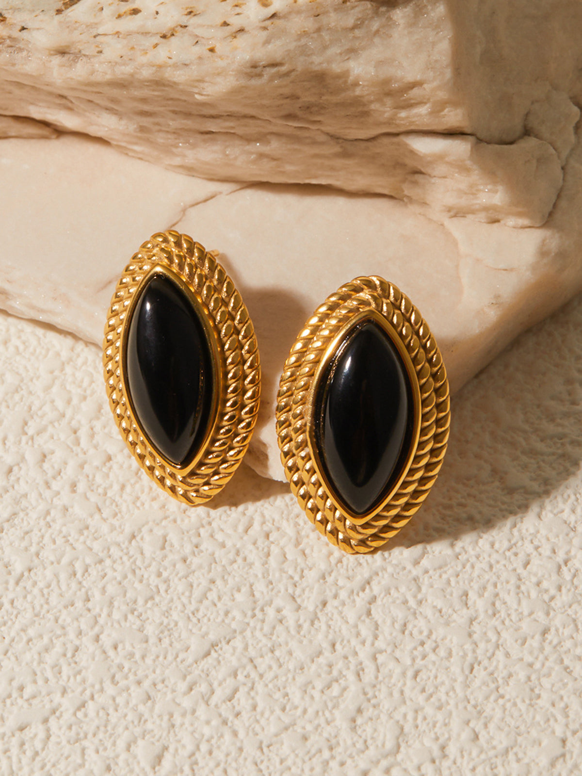Gold disk and black onyx earrings – elegant jewelry for every occasion