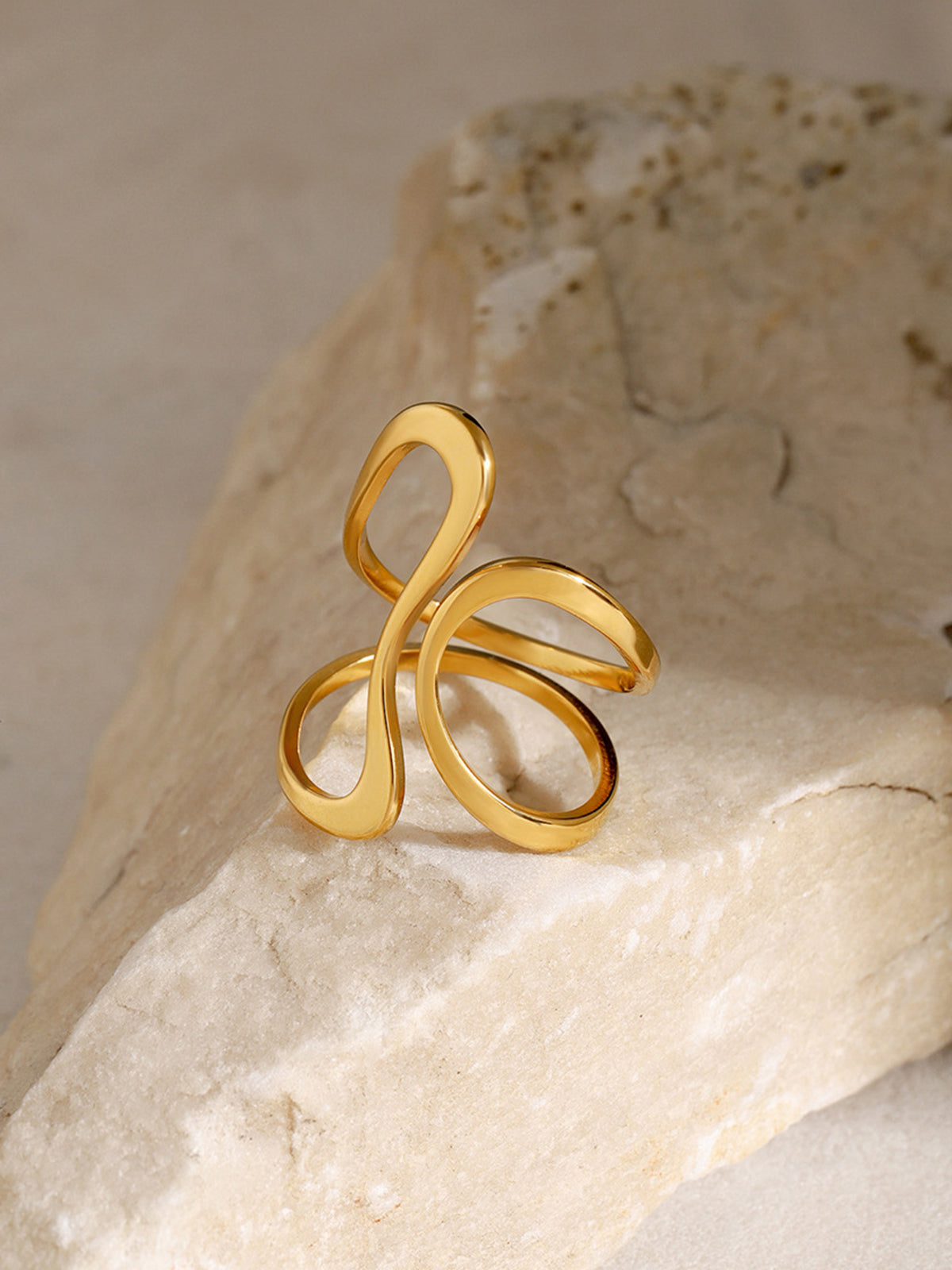 Gold open spiral ring with irregular shape – Trendy fashion accessory