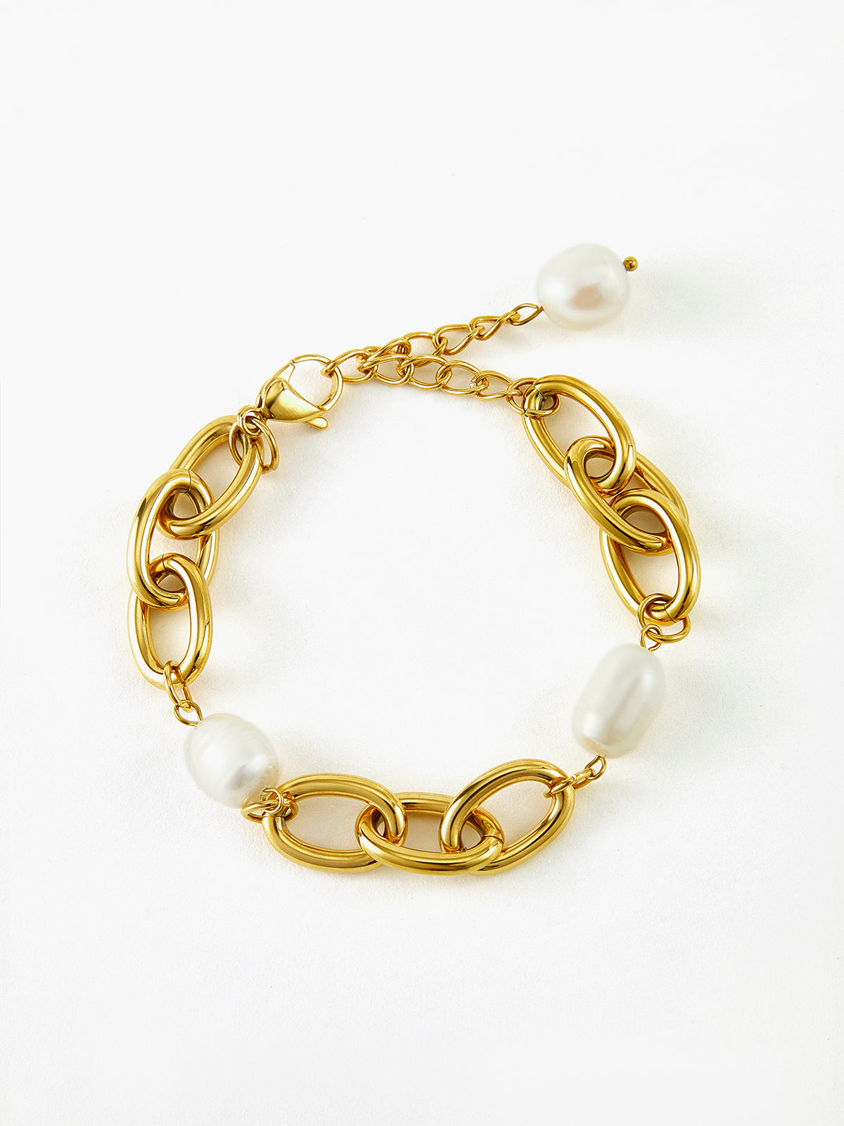 Elegant gold bracelet with chain links and oval pearls