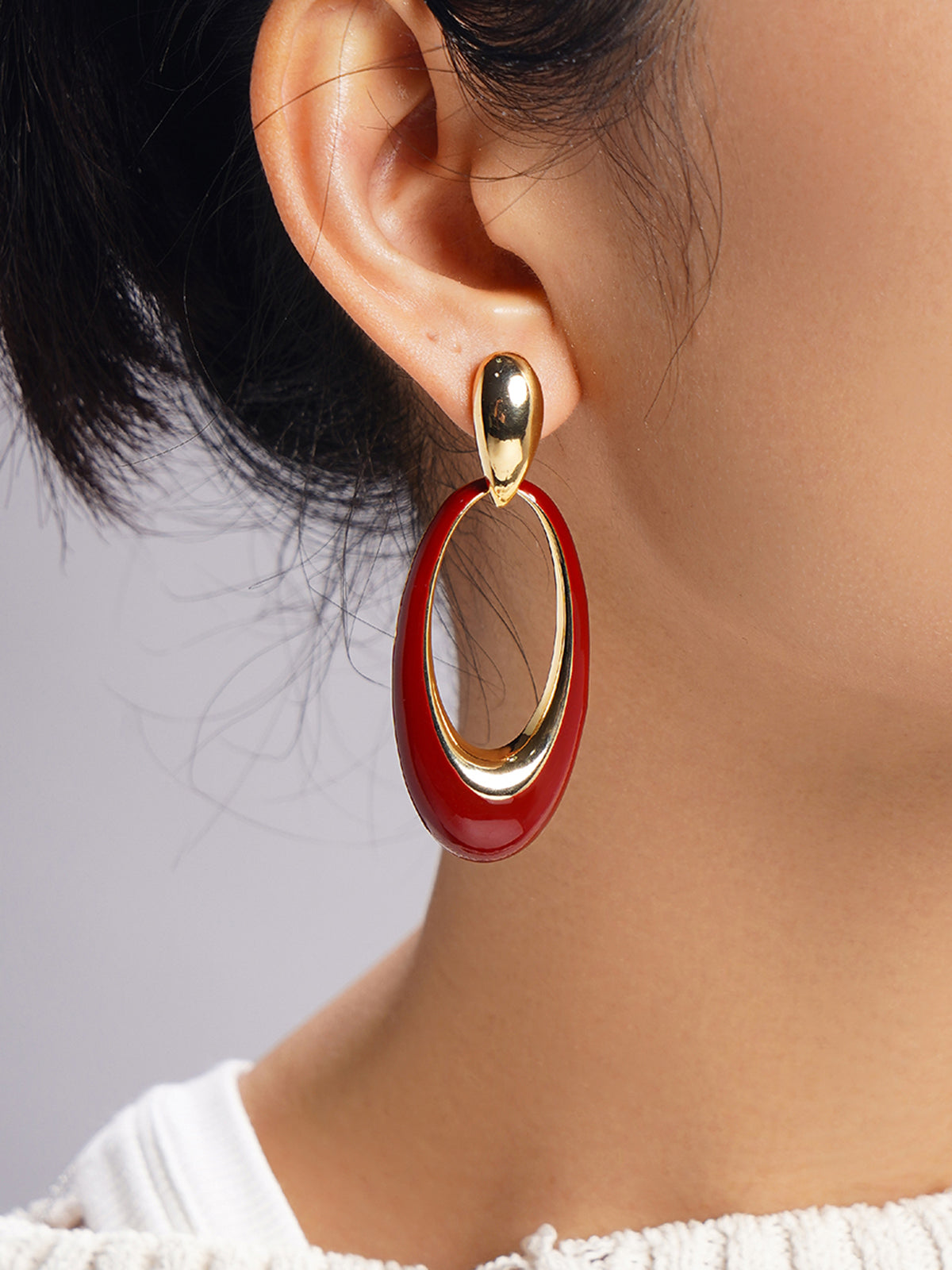 Oval hoop earrings for an elegant look
