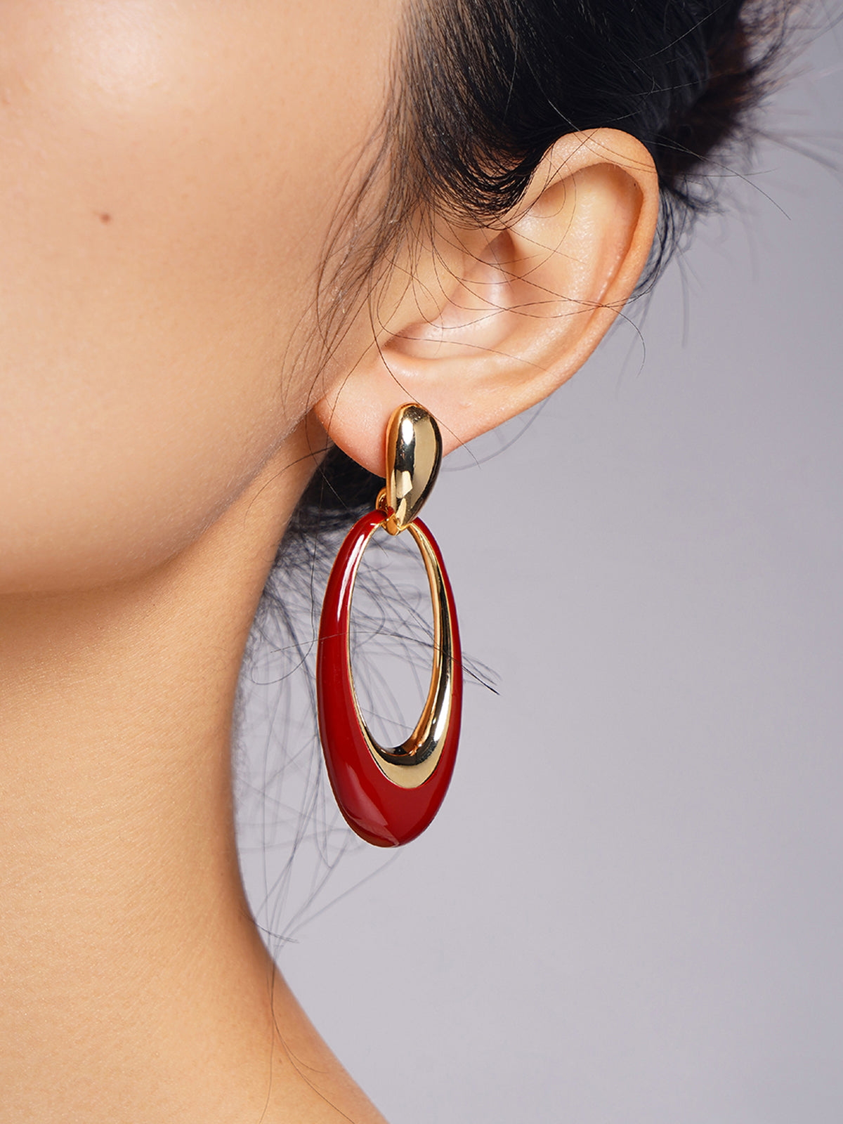 Oval hoop earrings for an elegant look
