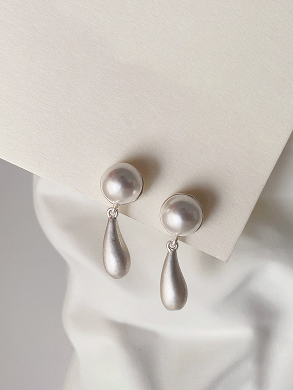 Elegant teardrop-shaped pearl earrings