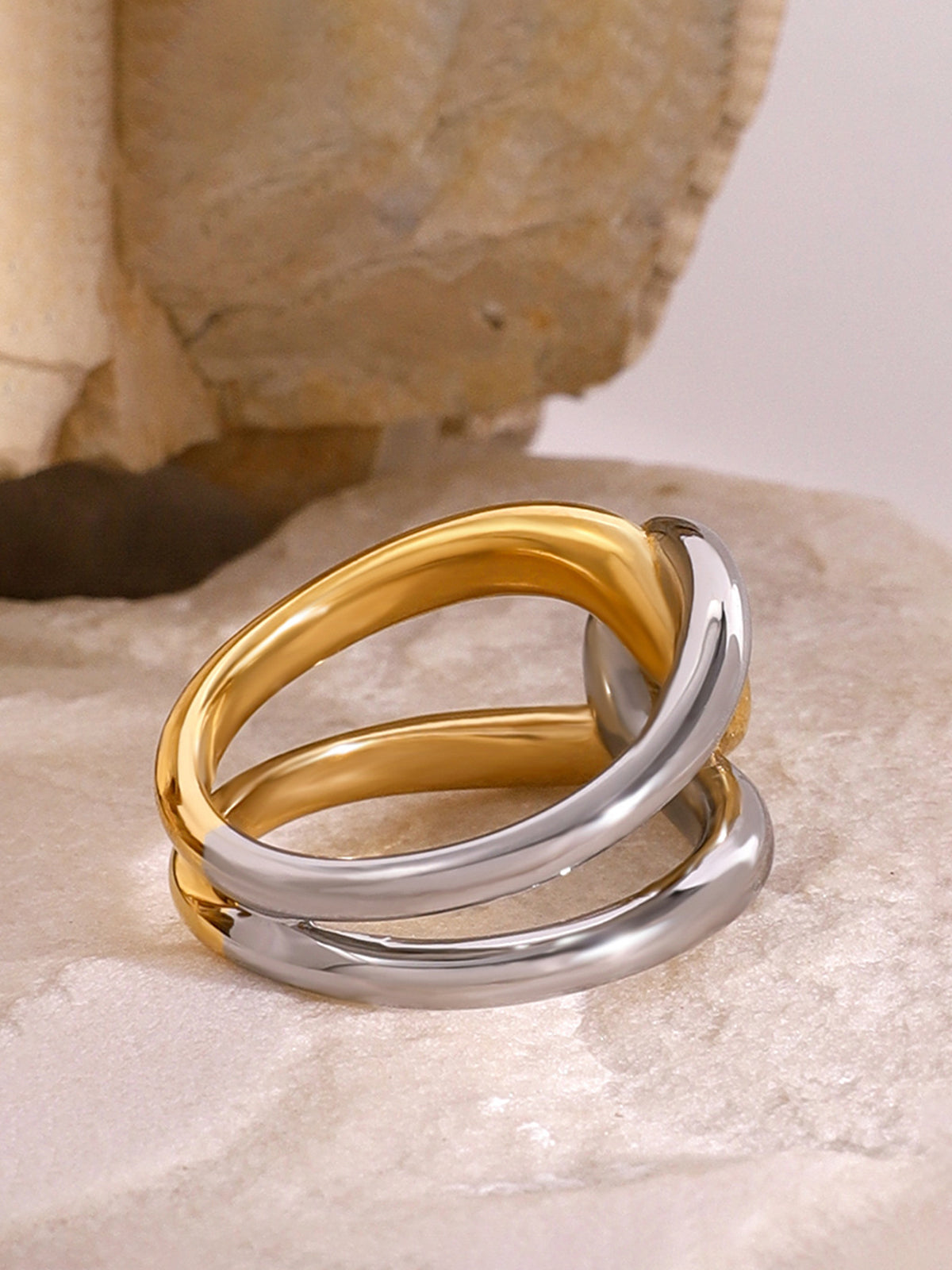 Elegant two-tone twisted ring