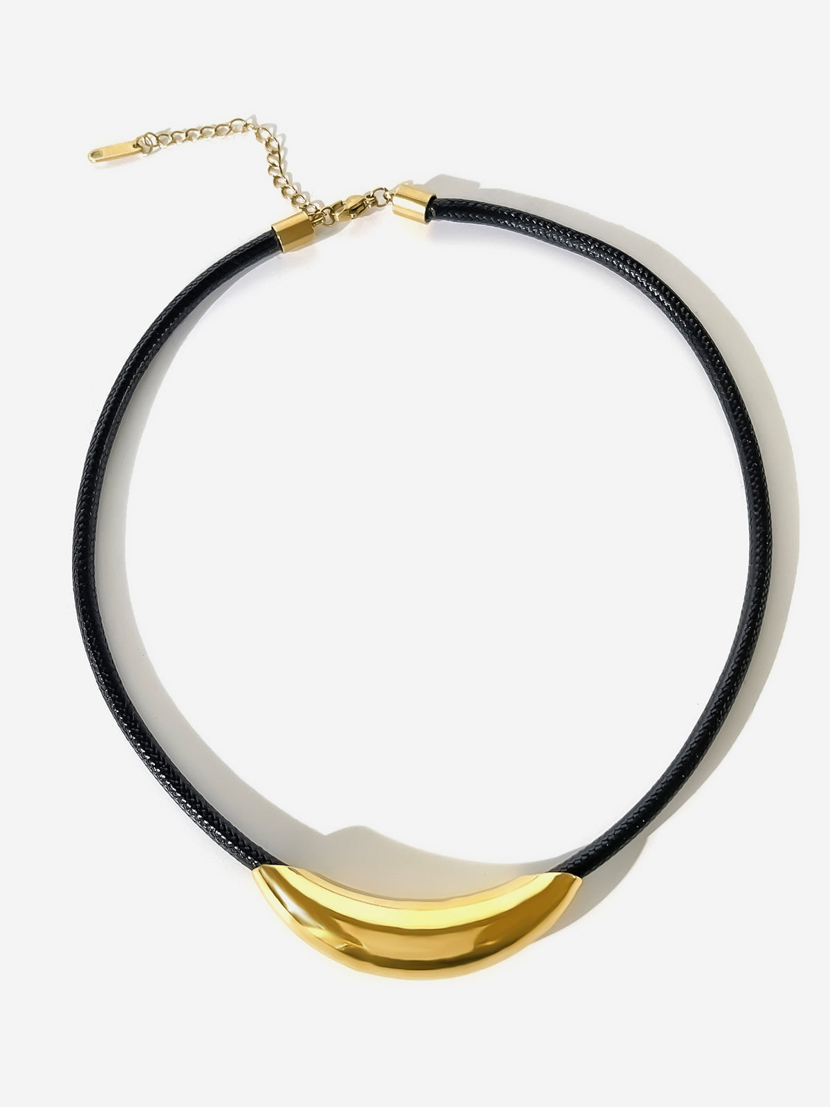 Gold-colored rope choker with an elegant tube