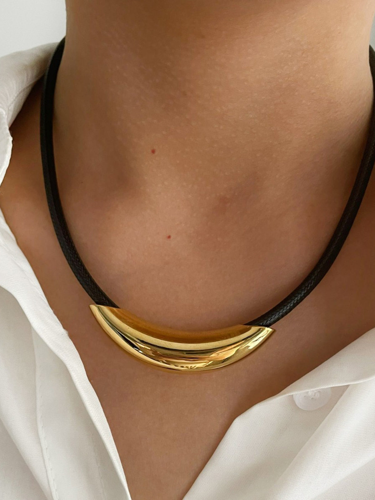 Gold-colored rope choker with an elegant tube