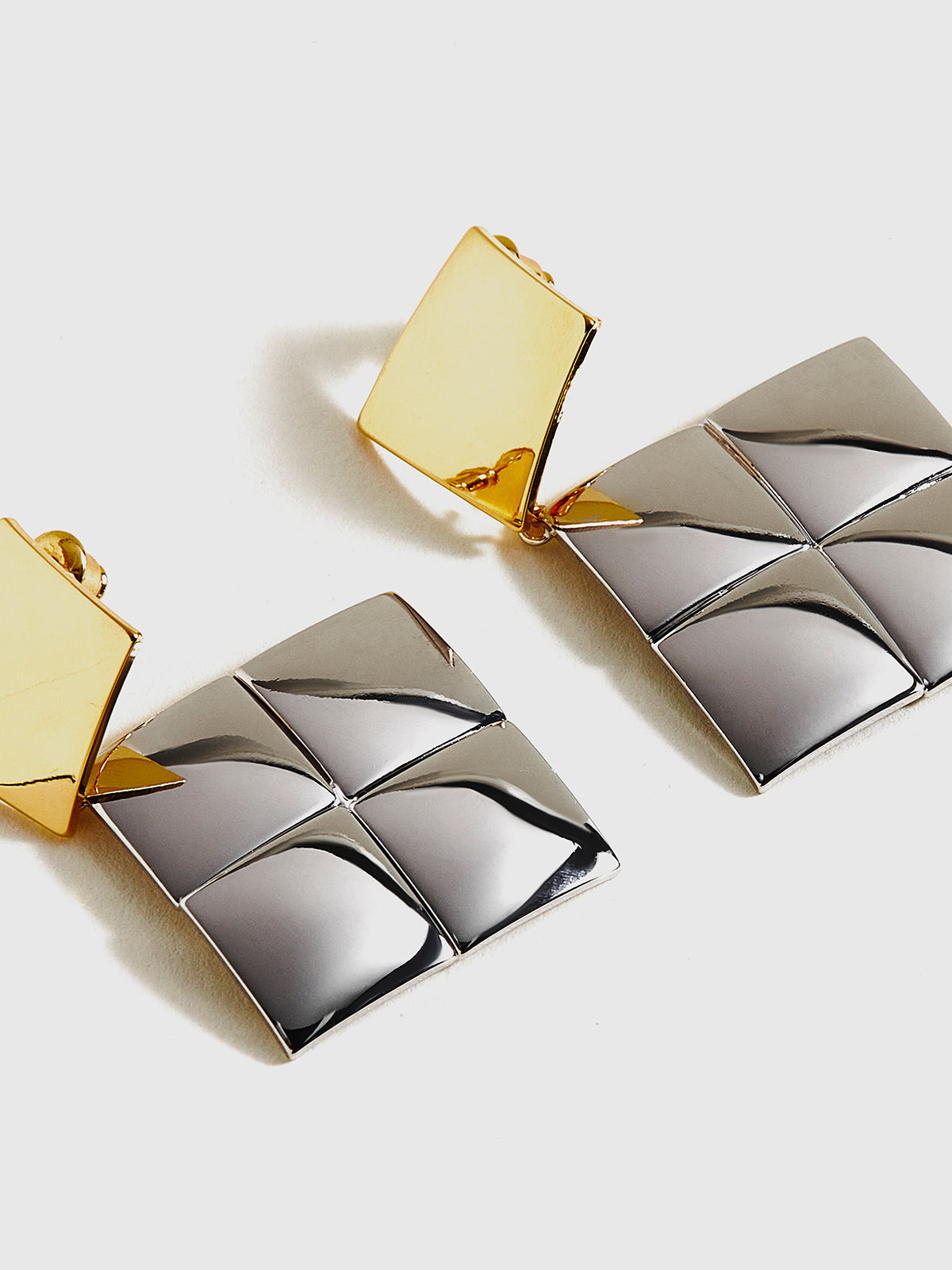 Square earrings with contrasting colors for a bold style