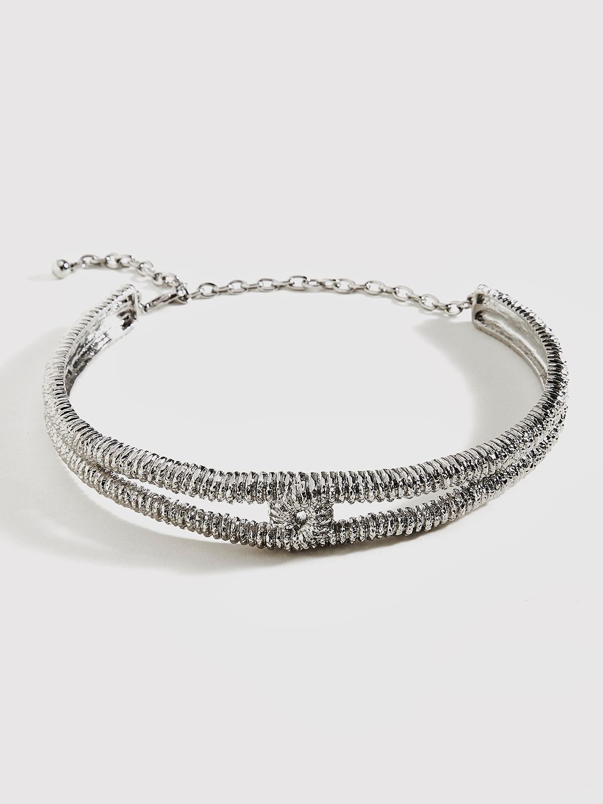 Retro metal choker with twisted texture for a unique vintage style