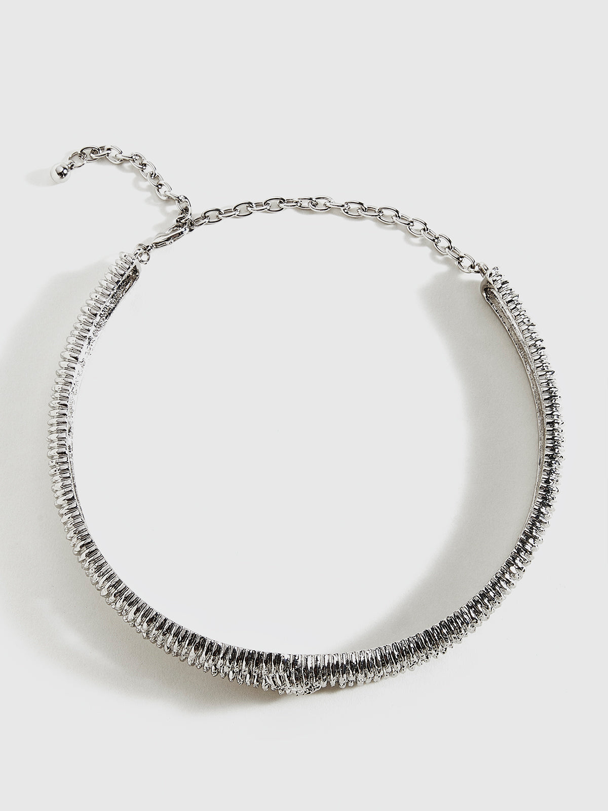 Retro metal choker with twisted texture for a unique vintage style