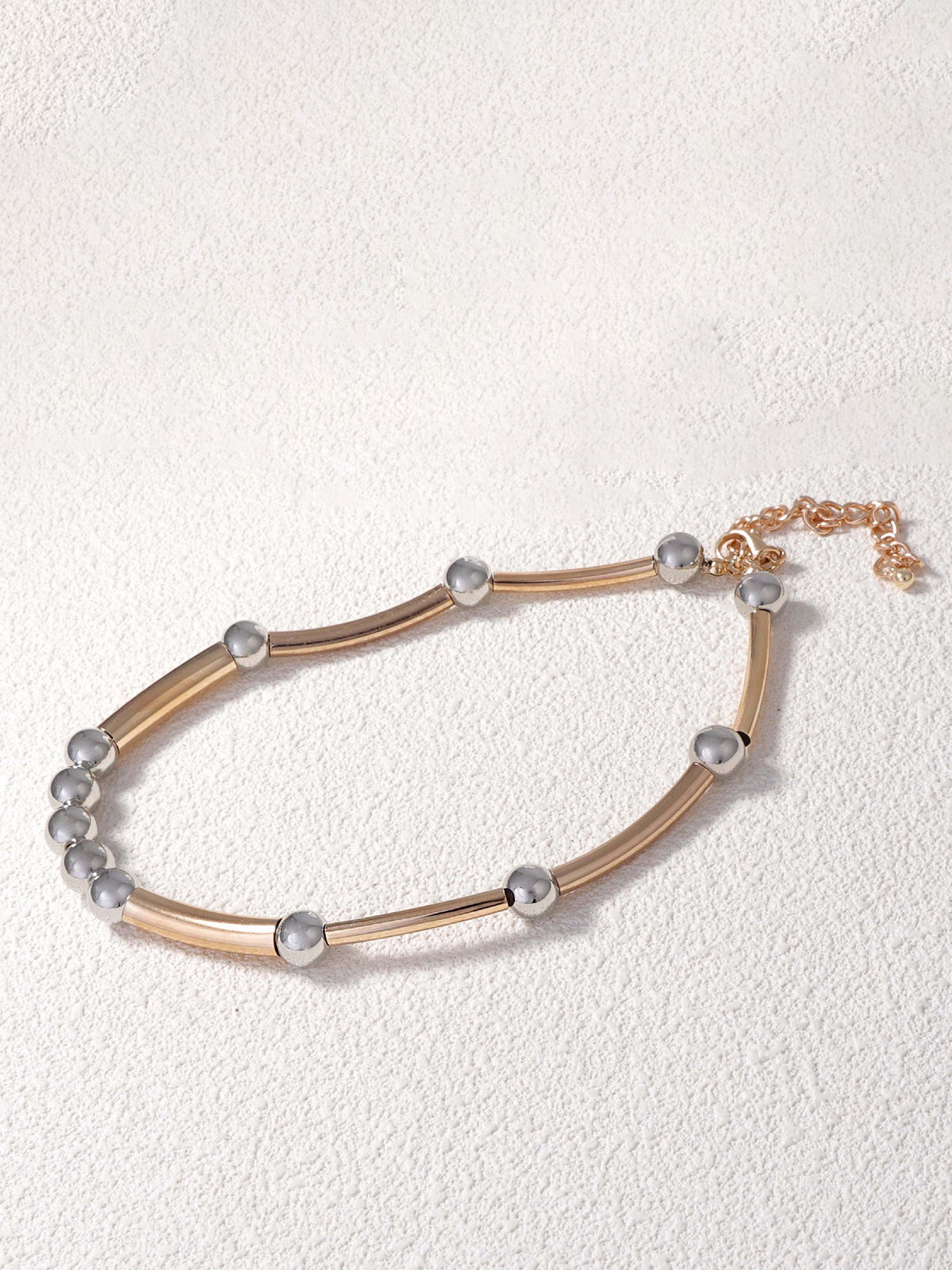 Elegant two-tone metal chain in minimalist design