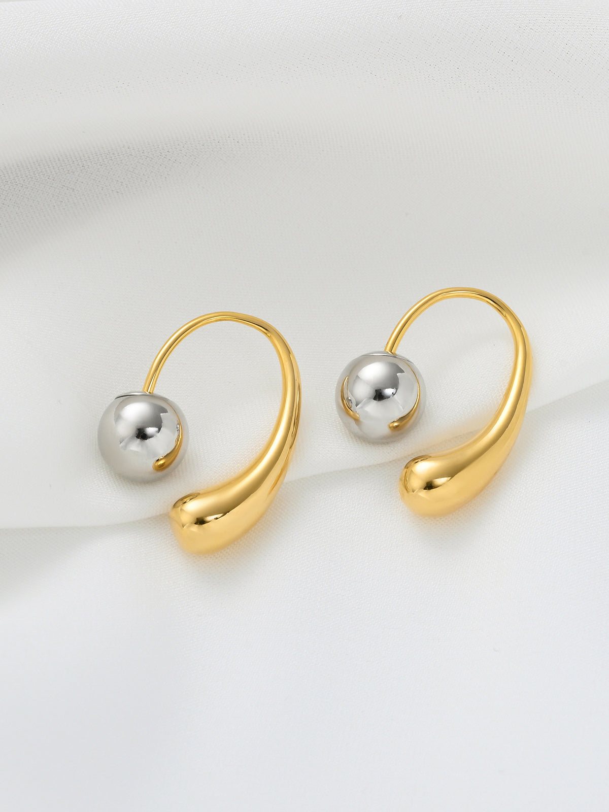 Abstract curved earrings in two shades for a trendy look